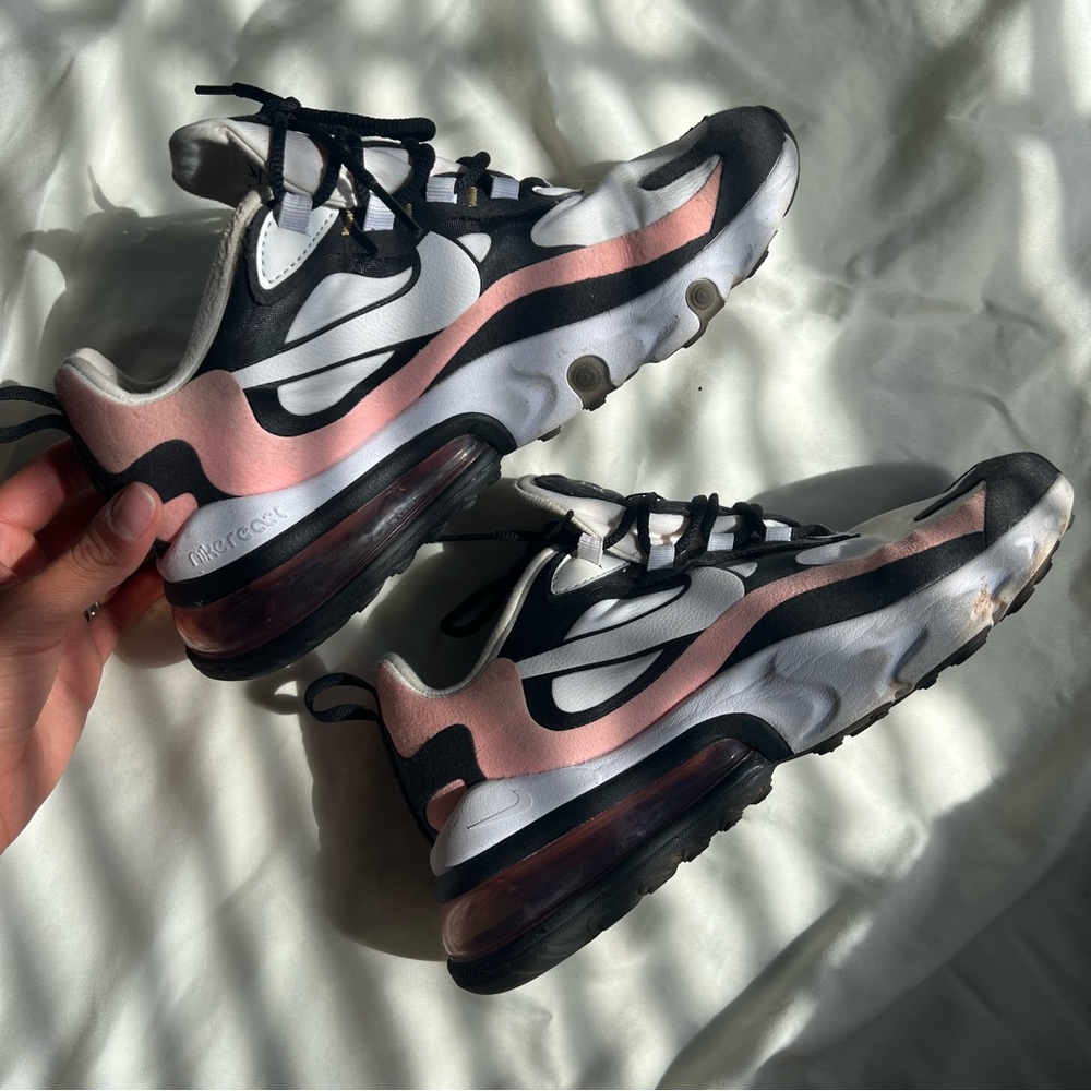 Nike sneakers🖤💞✨🤍